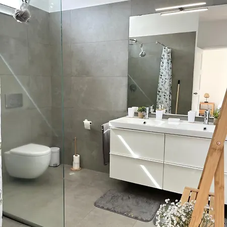 The Luzia House - 4br - Ac, Large Kitchen, Living Room, Free Parking, Gardens, Terraces, Sun Exposure Day - Coliving