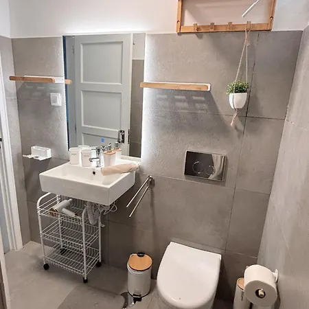 The Luzia House - 4br - Ac, Large Kitchen, Living Room, Free Parking, Gardens, Terraces, Sun Exposure Day - Coliving Pansiyon