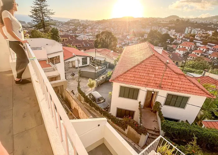 홈스테이 The Luzia House - 4br - Ac, Large Kitchen, Living Room, Free Parking, Gardens, Terraces, Sun Exposure Day - Coliving