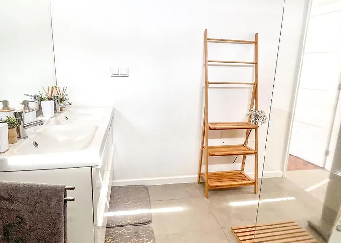 홈스테이 The Luzia House - 4br - Ac, Large Kitchen, Living Room, Free Parking, Gardens, Terraces, Sun Exposure Day - Coliving