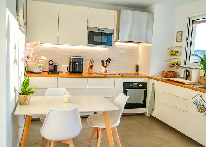 The Luzia House - 4br - Ac, Large Kitchen, Living Room, Free Parking, Gardens, Terraces, Sun Exposure Day - Coliving 홈스테이 *