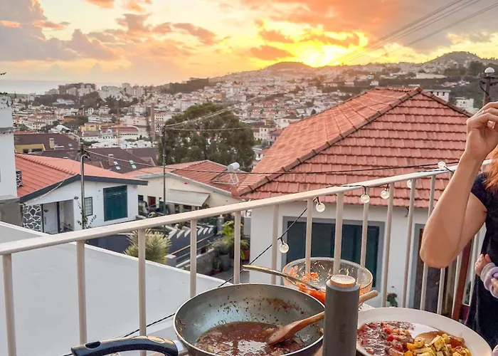 The Luzia House - 4br - Ac, Large Kitchen, Living Room, Free Parking, Gardens, Terraces, Sun Exposure Day - Coliving *