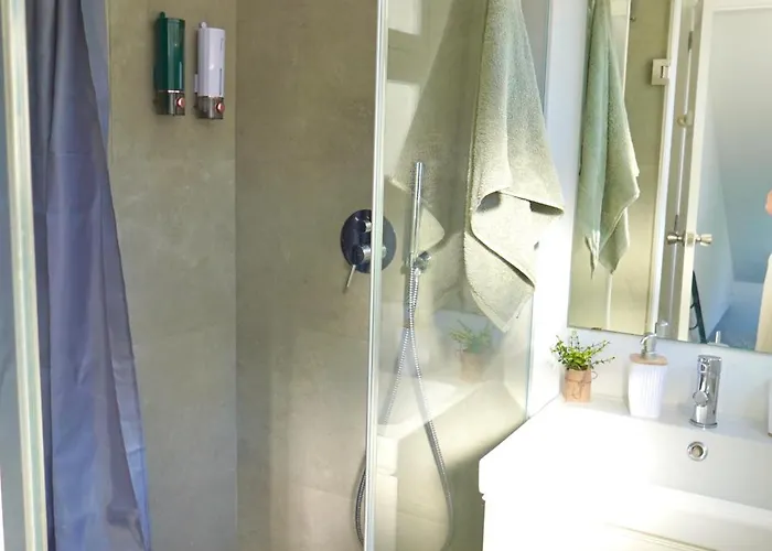 The Luzia House - 4br - Ac, Large Kitchen, Living Room, Free Parking, Gardens, Terraces, Sun Exposure Day - Coliving 홈스테이