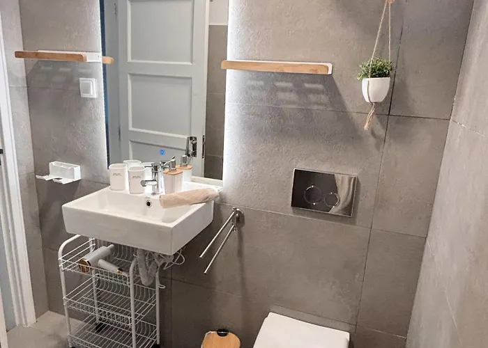 The Luzia House - 4br - Ac, Large Kitchen, Living Room, Free Parking, Gardens, Terraces, Sun Exposure Day - Coliving 홈스테이