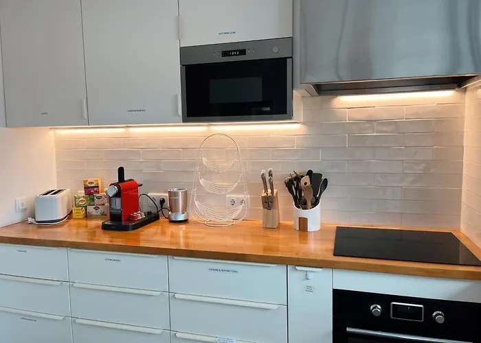 The Luzia House - 4br - Ac, Large Kitchen, Living Room, Free Parking, Gardens, Terraces, Sun Exposure Day - Coliving 홈스테이 *