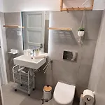The Luzia House - 4br - Ac, Large Kitchen, Living Room, Free Parking, Gardens, Terraces, Sun Exposure Day - Coliving Privatunterkunft