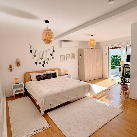 The Luzia House - 4br - Ac, Large Kitchen, Living Room, Free Parking, Gardens, Terraces, Sun Exposure Day - Coliving Homestay szállás Funchal