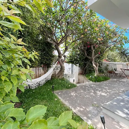 The Luzia House - 4br - Ac, Large Kitchen, Living Room, Free Parking, Gardens, Terraces, Sun Exposure Day - Coliving Homestay szállás