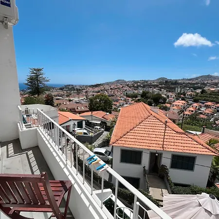 Homestay szállás The Luzia House - 4br - Ac, Large Kitchen, Living Room, Free Parking, Gardens, Terraces, Sun Exposure Day - Coliving Funchal