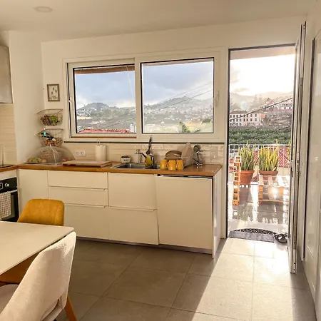The Luzia House - 4br - Ac, Large Kitchen, Living Room, Free Parking, Gardens, Terraces, Sun Exposure Day - Coliving Homestay szállás Funchal