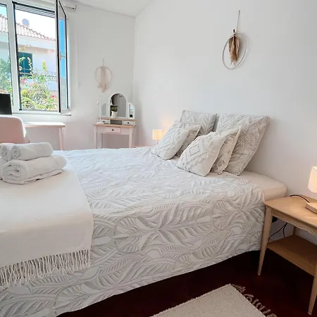 The Luzia House - 4br - Ac, Large Kitchen, Living Room, Free Parking, Gardens, Terraces, Sun Exposure Day - Coliving ホームステイ