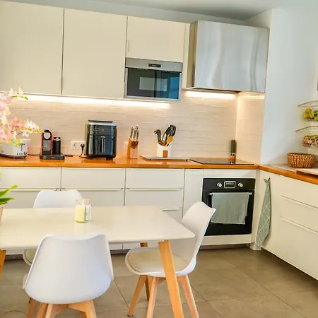 The Luzia House - 4br - Ac, Large Kitchen, Living Room, Free Parking, Gardens, Terraces, Sun Exposure Day - Coliving Homestay szállás *