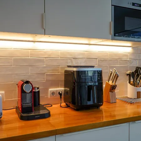 The Luzia House - 4br - Ac, Large Kitchen, Living Room, Free Parking, Gardens, Terraces, Sun Exposure Day - Coliving フンシャル