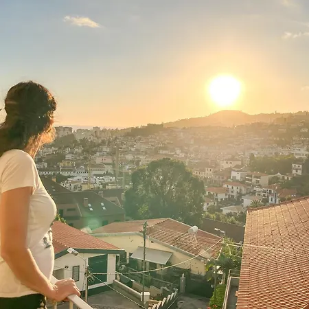 Homestay szállás The Luzia House - 4br - Ac, Large Kitchen, Living Room, Free Parking, Gardens, Terraces, Sun Exposure Day - Coliving *