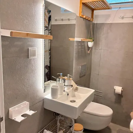 The Luzia House - 4br - Ac, Large Kitchen, Living Room, Free Parking, Gardens, Terraces, Sun Exposure Day - Coliving Homestay szállás *