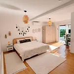 The Luzia House - 4br - Ac, Large Kitchen, Living Room, Free Parking, Gardens, Terraces, Sun Exposure Day - Coliving ホームステイ フンシャル