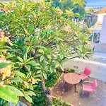 The Luzia House - 4br - Ac, Large Kitchen, Living Room, Free Parking, Gardens, Terraces, Sun Exposure Day - Coliving ホームステイ