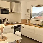 ホームステイ The Luzia House - 4br - Ac, Large Kitchen, Living Room, Free Parking, Gardens, Terraces, Sun Exposure Day - Coliving