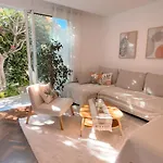 ホームステイ The Luzia House - 4br - Ac, Large Kitchen, Living Room, Free Parking, Gardens, Terraces, Sun Exposure Day - Coliving