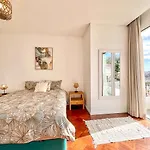 The Luzia House - 4br - Ac, Large Kitchen, Living Room, Free Parking, Gardens, Terraces, Sun Exposure Day - Coliving ホームステイ *