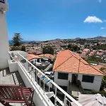 ホームステイ The Luzia House - 4br - Ac, Large Kitchen, Living Room, Free Parking, Gardens, Terraces, Sun Exposure Day - Coliving フンシャル
