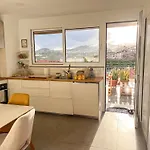 The Luzia House - 4br - Ac, Large Kitchen, Living Room, Free Parking, Gardens, Terraces, Sun Exposure Day - Coliving ホームステイ フンシャル