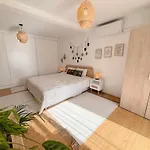The Luzia House - 4br - Ac, Large Kitchen, Living Room, Free Parking, Gardens, Terraces, Sun Exposure Day - Coliving *