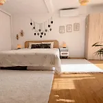The Luzia House - 4br - Ac, Large Kitchen, Living Room, Free Parking, Gardens, Terraces, Sun Exposure Day - Coliving ホームステイ *