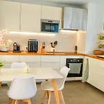 The Luzia House - 4br - Ac, Large Kitchen, Living Room, Free Parking, Gardens, Terraces, Sun Exposure Day - Coliving ホームステイ *