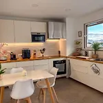 The Luzia House - 4br - Ac, Large Kitchen, Living Room, Free Parking, Gardens, Terraces, Sun Exposure Day - Coliving ホームステイ フンシャル