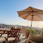 The Luzia House - 4br - Ac, Large Kitchen, Living Room, Free Parking, Gardens, Terraces, Sun Exposure Day - Coliving *