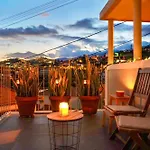The Luzia House - 4br - Ac, Large Kitchen, Living Room, Free Parking, Gardens, Terraces, Sun Exposure Day - Coliving ホームステイ フンシャル