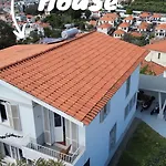 Homestay szállás The Luzia House - 4br - Ac, Large Kitchen, Living Room, Free Parking, Gardens, Terraces, Sun Exposure Day - Coliving *