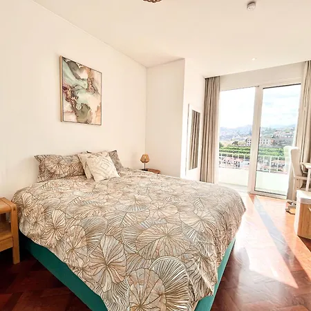 The Luzia House - 4br - Ac, Large Kitchen, Living Room, Free Parking, Gardens, Terraces, Sun Exposure Day - Coliving 푼샬