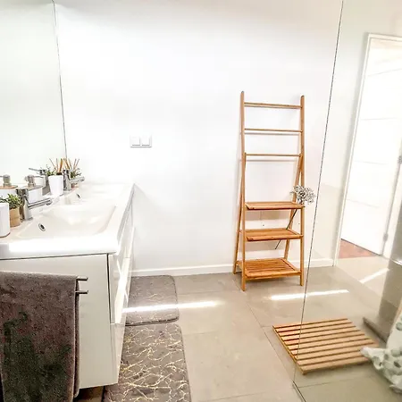 Séjour chez l'habitant The Luzia House - 4br - Ac, Large Kitchen, Living Room, Free Parking, Gardens, Terraces, Sun Exposure Day - Coliving