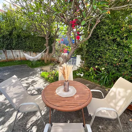 Kwatera prywatna The Luzia House - 4br - Ac, Large Kitchen, Living Room, Free Parking, Gardens, Terraces, Sun Exposure Day - Coliving *