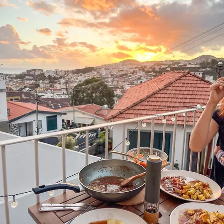 The Luzia House - 4br - Ac, Large Kitchen, Living Room, Free Parking, Gardens, Terraces, Sun Exposure Day - Coliving *