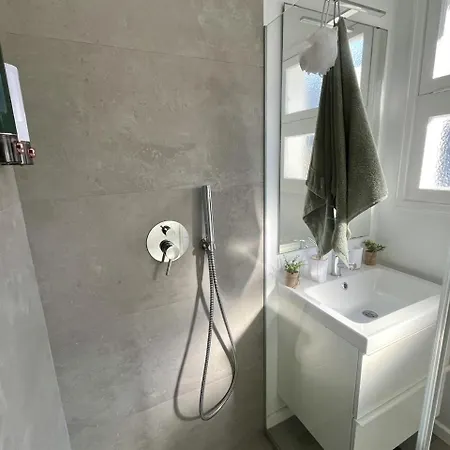 Kwatera prywatna The Luzia House - 4br - Ac, Large Kitchen, Living Room, Free Parking, Gardens, Terraces, Sun Exposure Day - Coliving