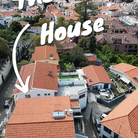Homestay The Luzia House - 4br - Ac, Large Kitchen, Living Room, Free Parking, Gardens, Terraces, Sun Exposure Day - Coliving Funchal (Madeira)