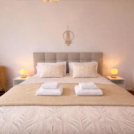 The Luzia House - 4br - Ac, Large Kitchen, Living Room, Free Parking, Gardens, Terraces, Sun Exposure Day - Coliving Privatunterkunft Funchal (Madeira)
