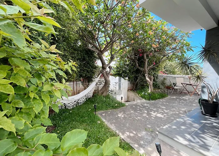 The Luzia House - 4br - Ac, Large Kitchen, Living Room, Free Parking, Gardens, Terraces, Sun Exposure Day - Coliving Δωμάτια σε οικογενειακή κατοικία
