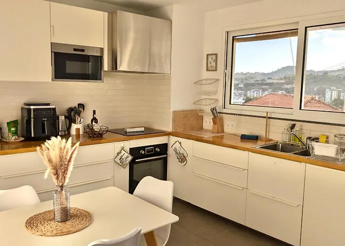Δωμάτια σε οικογενειακή κατοικία The Luzia House - 4br - Ac, Large Kitchen, Living Room, Free Parking, Gardens, Terraces, Sun Exposure Day - Coliving