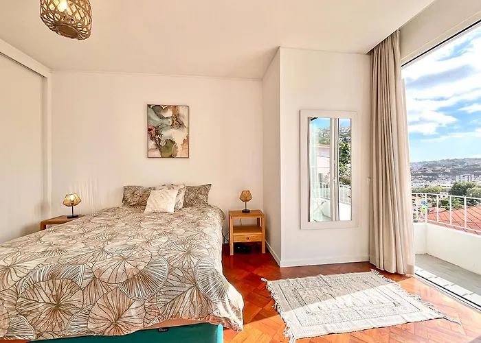 The Luzia House - 4br - Ac, Large Kitchen, Living Room, Free Parking, Gardens, Terraces, Sun Exposure Day - Coliving Δωμάτια σε οικογενειακή κατοικία *