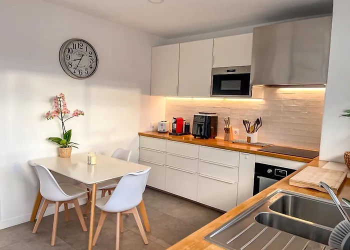 Δωμάτια σε οικογενειακή κατοικία The Luzia House - 4br - Ac, Large Kitchen, Living Room, Free Parking, Gardens, Terraces, Sun Exposure Day - Coliving *