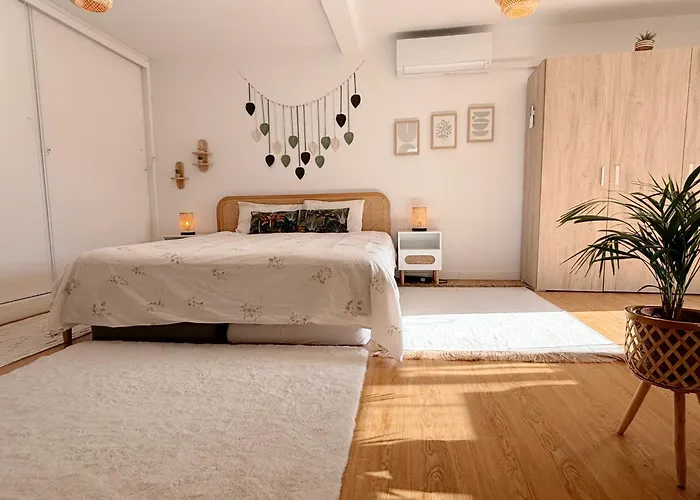 The Luzia House - 4br - Ac, Large Kitchen, Living Room, Free Parking, Gardens, Terraces, Sun Exposure Day - Coliving Δωμάτια σε οικογενειακή κατοικία *