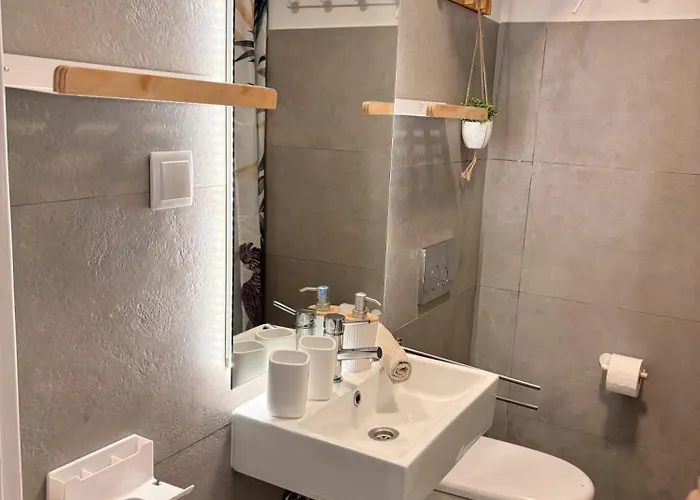 The Luzia House - 4br - Ac, Large Kitchen, Living Room, Free Parking, Gardens, Terraces, Sun Exposure Day - Coliving Δωμάτια σε οικογενειακή κατοικία *