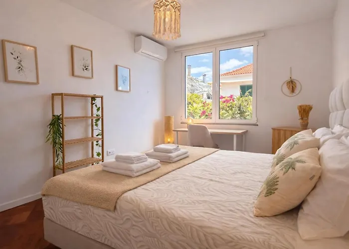 Privatunterkunft The Luzia House - 4br - Ac, Large Kitchen, Living Room, Free Parking, Gardens, Terraces, Sun Exposure Day - Coliving *