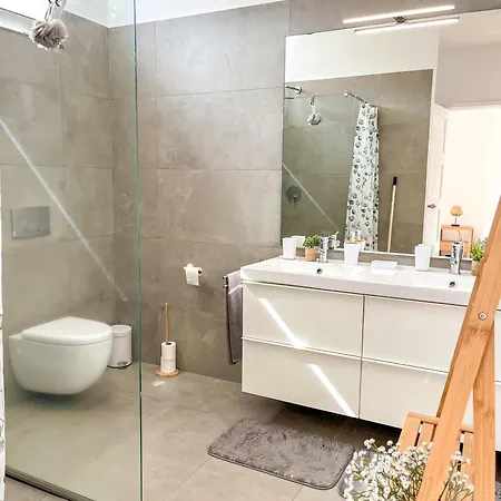 The Luzia House - 4br - Ac, Large Kitchen, Living Room, Free Parking, Gardens, Terraces, Sun Exposure Day - Coliving * פונשל