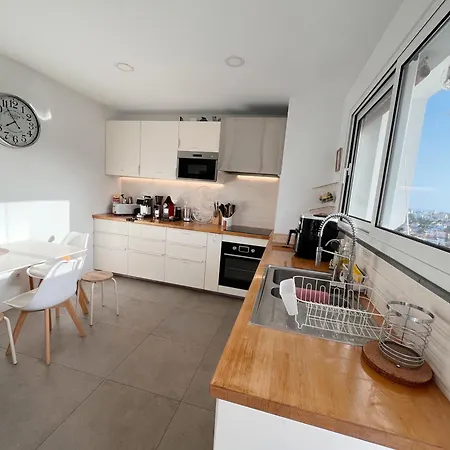 The Luzia House - 4br - Ac, Large Kitchen, Living Room, Free Parking, Gardens, Terraces, Sun Exposure Day - Coliving