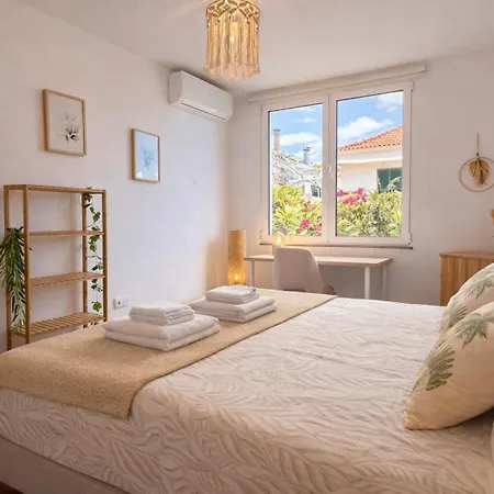 民宿 The Luzia House - 4br - Ac, Large Kitchen, Living Room, Free Parking, Gardens, Terraces, Sun Exposure Day - Coliving *